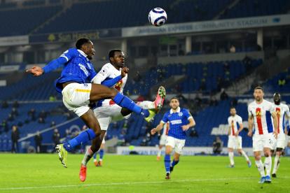Danny Welbeck (izquierda) de Brighton disputa el balón con Tyrick Mitchell de Crystal Palace