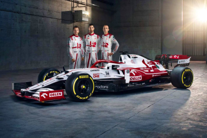 Los pilotos de la escudería posaron ya en la foto oficial con el monoplaza que es la evolución del C39 de 2020.