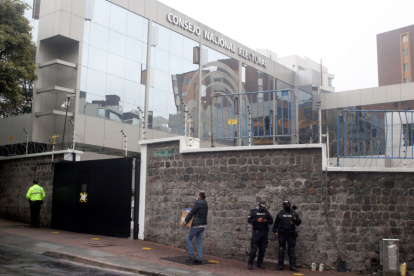 Resguardo. Policías y militares aún permanecen en los exteriores del CNE para evitar posibles desmanes.