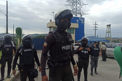 La Policía, aún no anuncia la muerte de algún privado de libertad. Sin embargo, varias ambulancias han salido del centro carcelario.