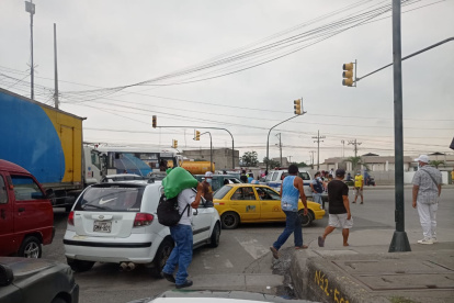 La vía Daule en el norte de Guayaquil permanece cerrada ante motinamientos.