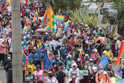 Cientos de protestantes en apoyo a Yaku Pérez, por las calles de Quito.