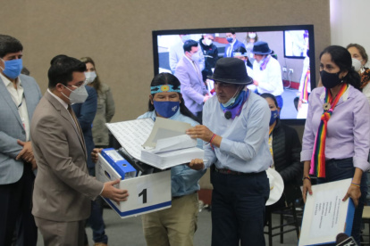 Los documentos con supuestas irregularidades fueron entregados a Santiago Vallejo, secretario del CNE.