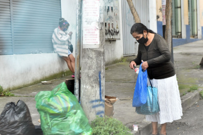 La ciudadanía no respeta el horario de recolección de basura.