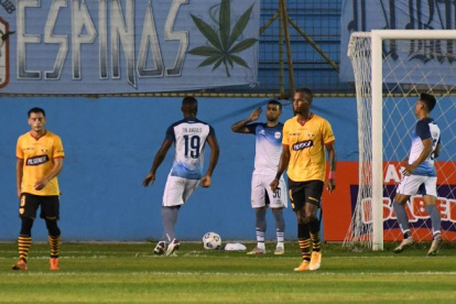 Darío Aimar (d) sufrió la lesión en el partido ante Manta.
