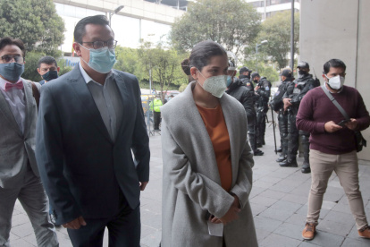 La presidenta del CPCCS, Sofía Almeida, y el consejero David Rosero presentaron el informe en la Fiscalía.