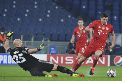 Robert Lewandowski burla la defensa del golero Pepe Reina antes de abrir la goleada en Italia.