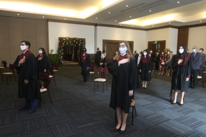 Los asientos de los bachilleres y de sus familiares mantuvieron la distancia prudente.