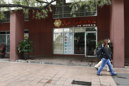 Edificio. La cafetería La Canoa, del hotel Continental, cerró las puertas el viernes pasado, por la crisis económica por la pandemia de la COVID-19.