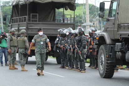 Personal militar fue desplegado en todas las cárceles para colaborar en las acciones que emprendió la policía para controlar la situación.