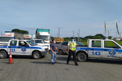 Hecho. Agentes de la Comisión de Tránsito en la vía a Daule.