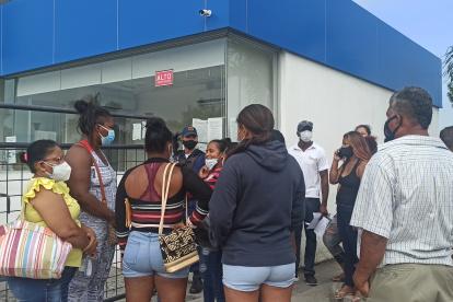 Familiares de reos esperan por información.