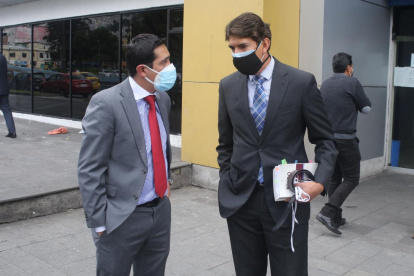 Defensa. Abogados de los detenidos en el caso de peculado en inversiones del Isspol estuvieron este jueves en Flagrancia.