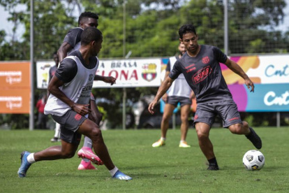 Barcelona en los entrenamientos, pensando en su duelo ante Técnico Universitario.
