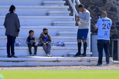 Antonio Valencia, mediocampista del Querétaro, cumplió el sueño del pequeño Kevin Cruz.