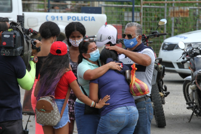 Familiares de los reos fallecidos en los amotinamientos lloran en los exteriores de las cárceles.