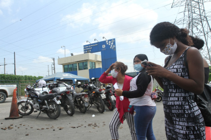 Los familiares de los reos llegaron a la cárcel de Guayaquil para tener información de sus parientes.