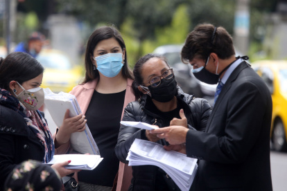 Uno de los abogados de los procesados en lo exteriores de la Fiscalìa.