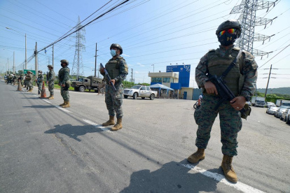 Elementos militares custodiaban ayer los exteriores del centro carcelario de Guayaquil.