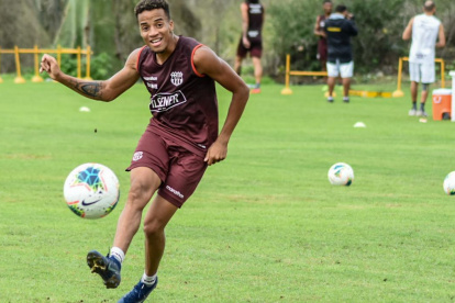 Byron Castillo durante uno de los entrenamientos con Barcelona.