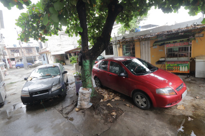 Espacios. La policía del cantón confirma que una de las problemáticas es porque la mayoría de viviendas, de diversos sectores, no tienen garaje y los vehículos quedan estacionados fuera de las viviendas.