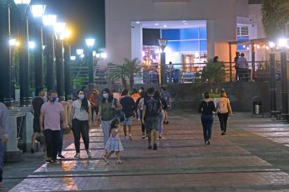 Puerto Santa Ana llama a caminantes y atrae por sus locales diversos.