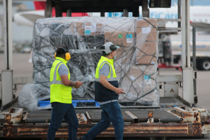AL AEROPUERTO MARISCAL SUCRE LLEGO EL TERCER LOTE DE VACUNAS CONTRA EL COVID -19

24 DE FEBRERO DEL 2021
. Angelo Chamba. (ag-extra ag-expreso ag-quito)