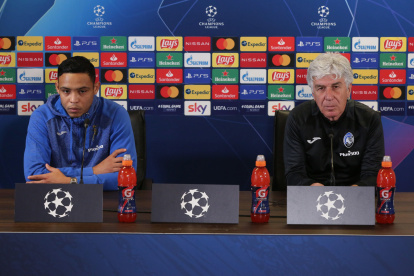 El entrenador italiano, Gasperini (d) fue a la rueda de prensa junto al colombiano Muriel.