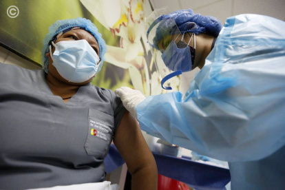 Personal del hospital Guayaquil ya fue vacunado con las dosis de Pfizer.