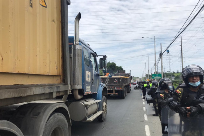 Pese a que los cierres en la vía no duran más de dos horas, dice el coronel, el tráfico en los últimos días en esta vía se ha tornado intenso.