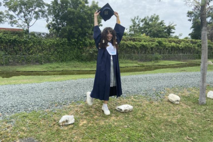 Camila Morocho fue la más original de sus compañeros, lució flores en su pelo y zapatos de caucho