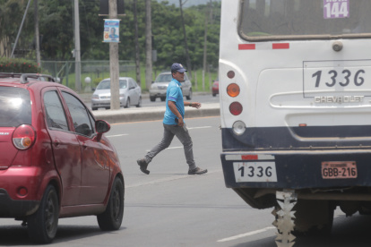Vehículos pesados. Los peatones a diario intentan cruzar zigzagueando los vehículos livianos y pesados que circulan por la vía a Daule. Por la arteria circulan buses, camiones y hasta tráileres