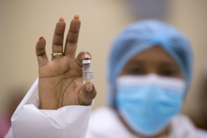 Una enfermera muestra una dosis de la vacuna Sinovac contra la covid-19, durante una jornada de experiencia piloto para inmunizar a 80 maestros, en Santo Domingo.