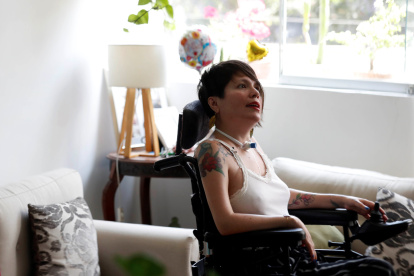 Ana Estrada, mujer que sufre de polimiositis, enfermedad degenerativa muscular durante una entrevista.