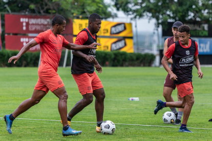 Byron Castillo (d), lateral de Barcelona, se alista para arrancar de titular ante Técnico, mientras Gabriel Cortez irá al banquillo.