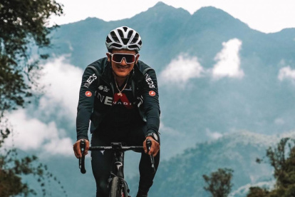 Richard Carapaz, ciclista tricolor del Ineos, y las montañas ecuatorianas de fondo.