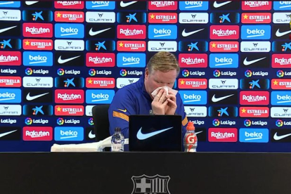 Ronald Koeman, entrenador del FC. Barcelona, detiene su sangrado con un panuelo.