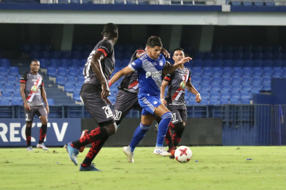 Facundo Barceló (c) ha mostrado cosas interesantes en Emelec.