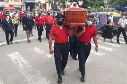 Los compañeros del Coronel Ayala, lo cargaron por varias calles de Santa Lucía.