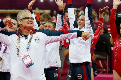 John Geddert con el equipo de gimnasia de Estados Unidos que entrenó y ganó oro en los Juegos Olímpicos de Londres 2012.