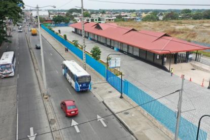 Movilidad. La falta de seguridad en la parroquia Febres Cordero es una de las razones por la que los ciudadanos evitan caminar. En la foto la nueva estación de la Metrovía, en la 29.