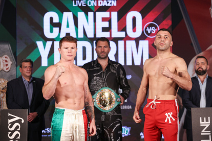 Saúl "Canelo" Álvarez y Avni Yildirim tuvieron un primer acercamiento este viernes 26 de febrero durante el pesaje oficial, en Miami.