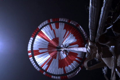 Despliegue de los paracaídas de la sonda Perseverance, durante su descenso el 18 de febrero de 2021 en Marte.