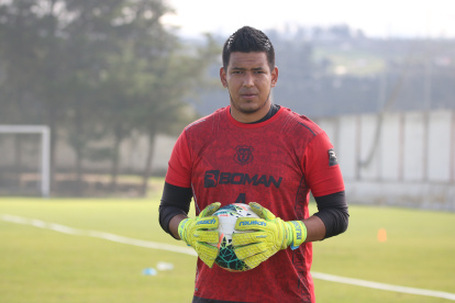 Walter Chávez, arquero de Técnico, se prepara con optimismo para lo que será su duelo ante Barcelona.