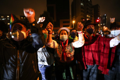 Simpatizantes del candidato presidencial Yaku Pérez protestando a los exteriores del Consejo Nacional Electoral, hoy en Quito (Ecuador).