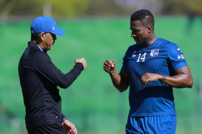El DT de Querétaro (i), siente a Valencia como un aliado en el equipo, pues su presencia inspira experiencia al resto de sus compañeros.