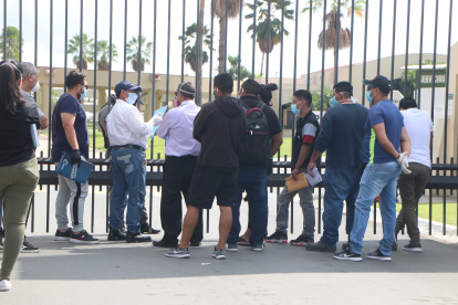 Hace casi un año, familiares esperaban por horas noticias de sus fallecidos en el Parque de la Paz.