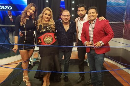 Alejandra Jaramillo, Kathy Elisa, Adolfo Olivares, Efraín Ruales (+) y Henry Bustamante en el set de En contacto.