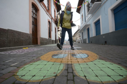 Tradiciones. En las calles del barrio San Blas se pintaron frases típicas y juegos tradicionales para recuperar el espacio público de la capital.