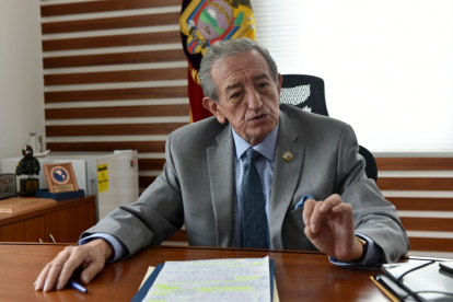 Reparos. El ministro de Defensa Oswaldo Jarrín no está de acuerdo con la propuesta de los bonos azules.